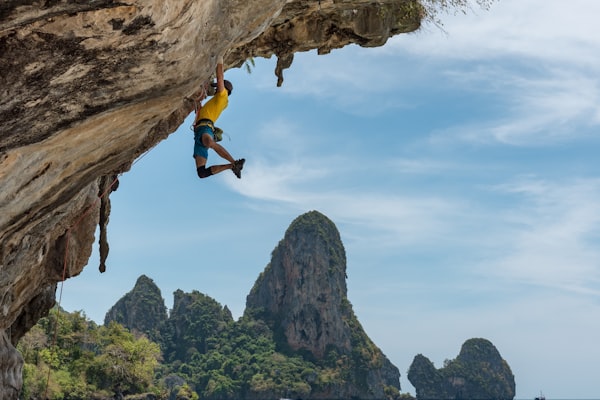 徒步旅行者在森林中穿越溪流的自然景观
